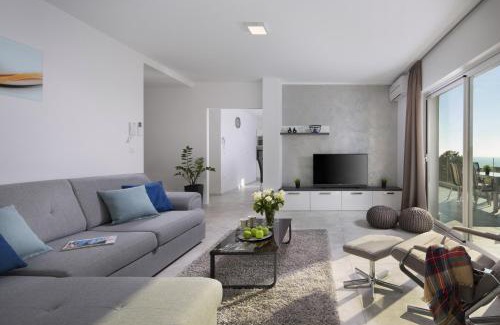 Brovinje Villa | Villa Bella Vista for 8 people with sea view, heated pool & wellness - only 1,5 km from beach