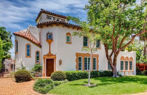 Parker Ridge House | Villa Blanca - Lush Serenity in a Classic Mediterranean Revival Villa