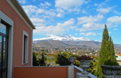 Viagrande Apartment | Villa Bonaccorso - antica e maestosa villa con piscina ai piedi dell'Etna