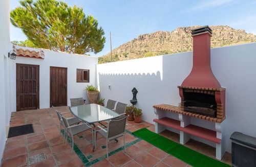 Alora Villa | Villa "Caminito del Rey" with Mountain Views, Pool, Garden, Air Conditioning and Wi-Fi