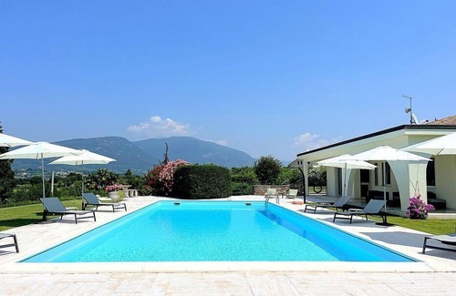 Bardolino Villa | Villa Cantuccino: A bright villa in a quiet position, situated a few miles from the shores of Lake Garda, with Free WI-FI.