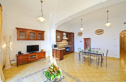 Arienzo House | Villa Carilla A: An elegant apartment which faces the sun and the sea, with Free WI-FI.