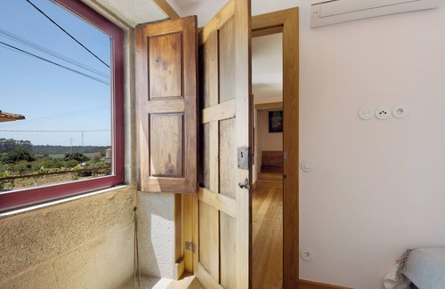 Guilhabreu Villa | Villa 'Casa Do Outeiro' with Terrace, Pool, Wi-Fi and Air Conditioning