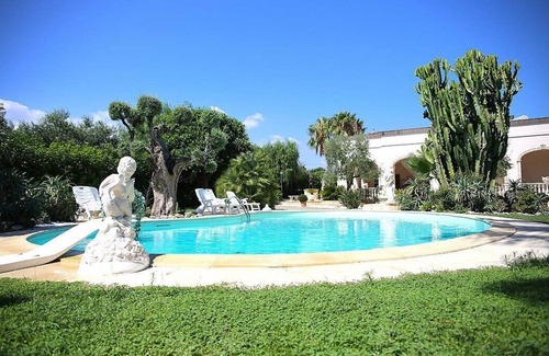 Fasano Villa | Villa Castalia: A splendid and luminous two-story villa situated in a quiet location, surrounded by a wonderful garden, with Free WI-FI.
