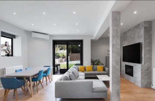 Castelldefels Villa | Villa cerca de Playa Castelldefels with Mountain View, Pool, Garden, Terrace, A/C & Wi-Fi