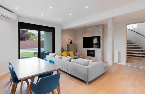 Castelldefels Villa | Villa cerca de Playa Castelldefels with Mountain View, Pool, Garden, Terrace, A/C & Wi-Fi