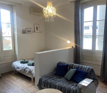 Brive-la-Gaillarde Apartment | Villa Chadourne - Le Maitre du Navire - Spacieux Studio