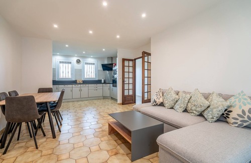 Beziers Villa | Villa 'Chataîgniers' with Private Terrace, Wi-Fi and Air Conditioning