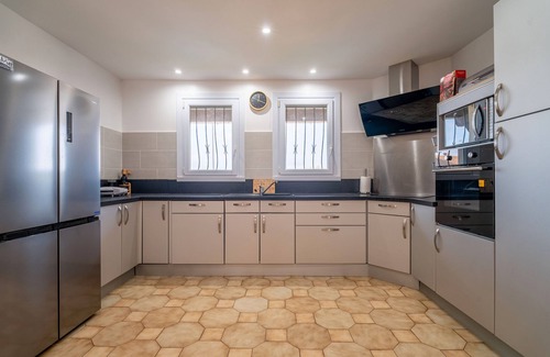 Beziers Villa | Villa 'Chataîgniers' with Private Terrace, Wi-Fi and Air Conditioning