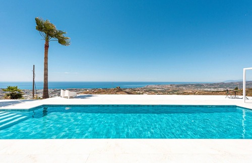 Rio Velez Villa | Villa 'Clery Algarrobo' with sea views, Wi-Fi and air conditioning