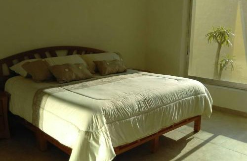 Tres de Mayo House | Villa Colibri Casa Vacacional alberca asador jardín 15 huéspedes