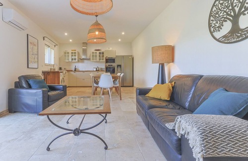 Monteux Villa | Villa des Cieux, a cosy holiday home with private pool in Provence for 8 people