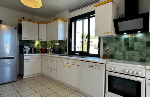 Juvignac Villa | Villa des Oliviers : les Oiseaux, la Piscine.la Ville et la mer Juste à Côté