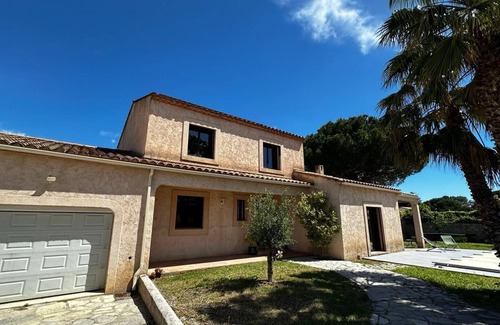 Juvignac Villa | Villa des Oliviers : les Oiseaux, la Piscine.la Ville et la mer Juste à Côté