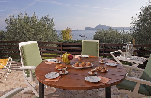 San Felice del Benaco Villa | Villa directly by the lake with garden.