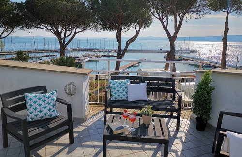 Bolsena Villa | Villa directly by the sea -Villa Clara for 12 persons