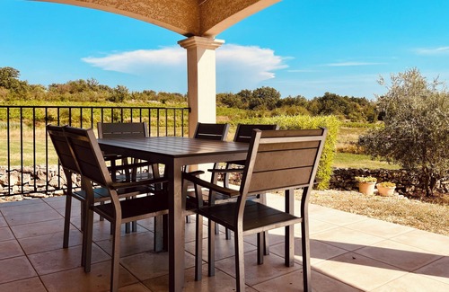 Barjac Villa | Villa Enalia, Piscine Chauffée, vue sur les Vignes et les Lavandes