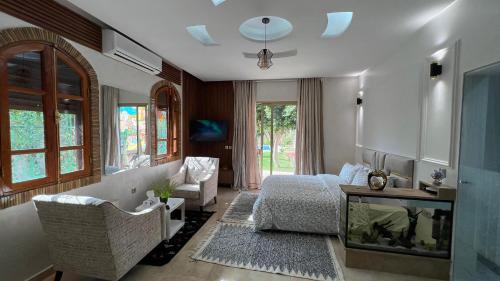 Tameslouht Villa | Villa familiale avec piscine privée, jardin spacieux et vue Atlas