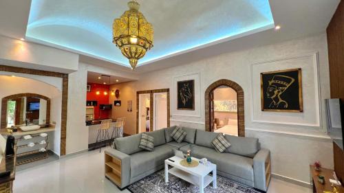 Tameslouht Villa | Villa familiale avec piscine privée, jardin spacieux et vue Atlas