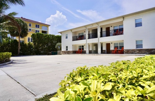Crescent Beach Villa | Villa Fiorō-Bold Luxury 2BR/River & Coastal Vibe