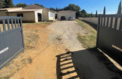 Venejan Villa | Villa Fleuri sur Grand Terrain au Calme Sans vis à vis Avec Piscine et Jacuzzi