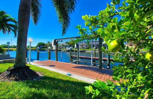 Pelican Villa | VILLA FOUR PALMS - 3 BEDS - 2 BATHS - 6 GUESTS - GULF ACCESS & POOL - INCL.10% OFF BOAT RENTAL
