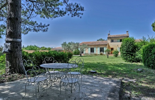 Entraigues-sur-la-Sorgue Villa | Villa LES Deux Pinsjardin Piscine Provence