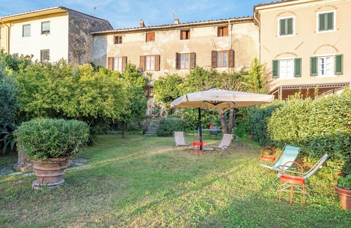 Lucca Villa | Villa 'Gabriella' with Private Garden, Balcony and Wi-Fi