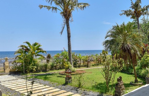 Temukus Villa | Villa Geluk - Luxury Private Beachfront Villa
