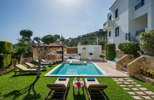 Afrata Villa | Villa Georgia Heated Pool & Jet-Tub