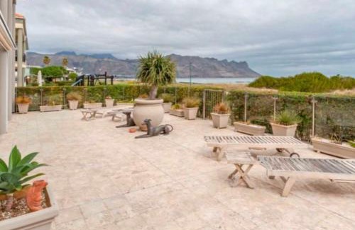 Strand House | Villa Georgia