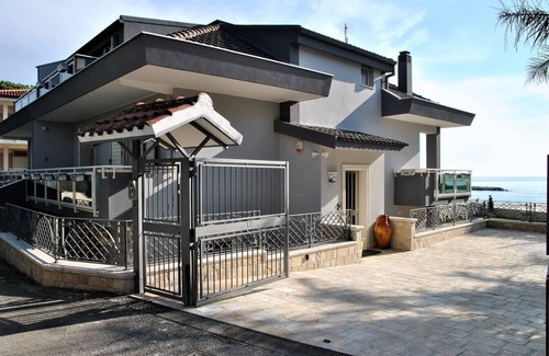 Formia Villa | Villa Granchio - sea front villa with beach access
