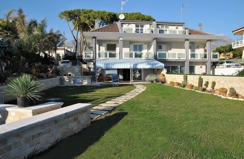 Formia Villa | Villa Granchio - sea front villa with beach access