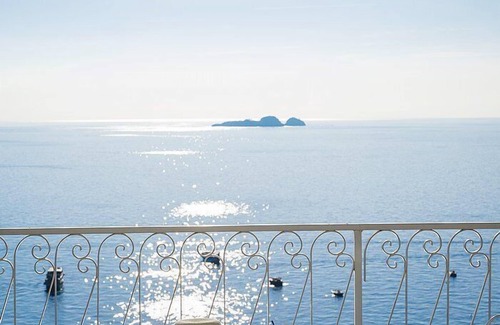 Arienzo Villa | Villa Greta: A characteristic cottage which faces the sun and the sea, with Free WI-FI.