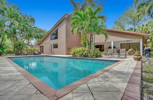 Survey Creek Villa | Villa Heated Pool, Golf Course BBQ Ping Pong Table