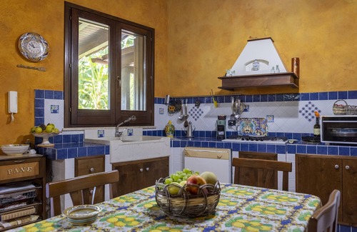 Menfi Villa | Villa 'Il Melograno' with Private Terrace, Jacuzzi, Wi-Fi and Air Conditioning