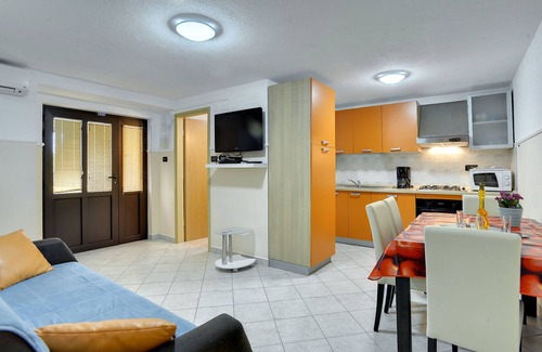 Lindar House | Villa in Bakši with Pool and Playground