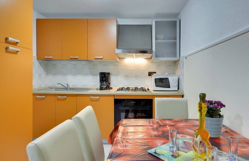 Lindar House | Villa in Bakši with Pool and Playground