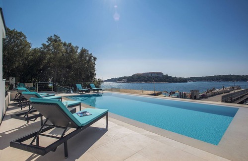 Pjescana Uvala Villa | Villa in Pješčana by the Beach with Pool