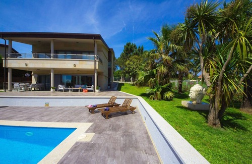 Montalvo House | Villa in Sanxenxo with Sea View & Pool