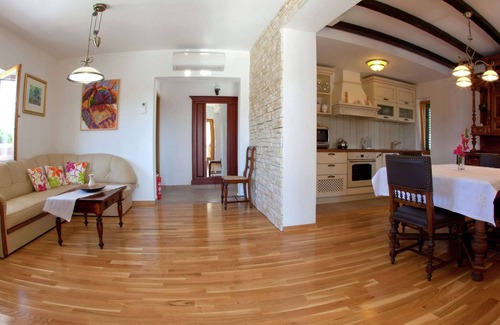 Sumartin Villa | Villa in Sumartin near the Beach & Ferry Port