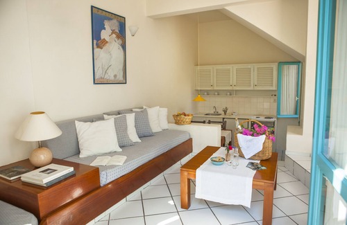 Koutouloufari Apartment | Villa Iokasti