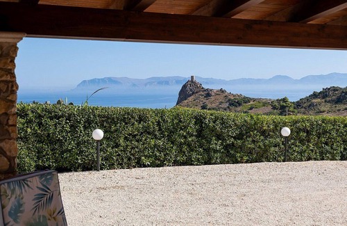 Scopello Villa | Villa Argenta: A welcoming one-story villa in a quiet position, located on a hillside above the sea, with Free WI-FI.