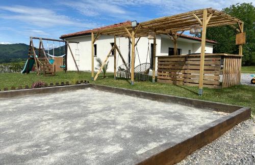 Seilhan Villa | Villa jacuzzi, terrain de pétanque et aire de jeux vue sur les Pyrénées