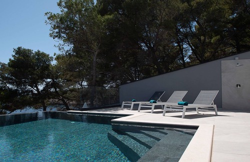 Blato Villa | Villa Korcula Grandeur | 5 Bedrooms | Stunning Waterfront Setting | Direct Sea.