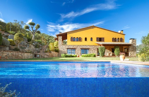 Calonge Villa | Villa 'La Masia' with Mountain View, Wi-Fi and Air Conditioning