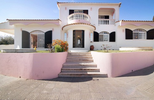 Lagos e Relvas Villa | Villa 'Lagos E Relvas' with Mountain View, Wi-Fi and Air Conditioning