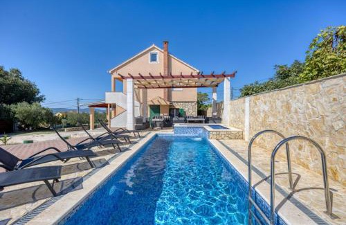 Sveti Filip i Jakov House | Villa Lara, Family Retreat with Sea View & Pool