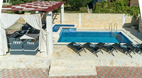 Sveti Filip i Jakov House | Villa Lara, Family Retreat with Sea View & Pool