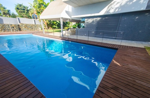 New Golden Mile Ski Chalet | Villa Luna de Mar- Piscina Junto a la Playa